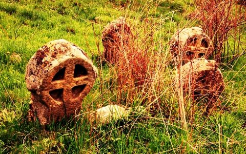Krzyże na średniowiecznym cmentarzu w miejscowości Garlo, Bułgaria