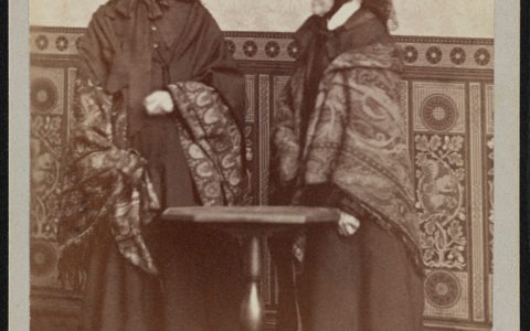 Julia Evelina Smith (po lewej) ze swoją siostrą Abby Hadassah Smith