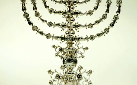 Lampa chanukowa ze Lwowa w Muzeum Żydowskim w Nowym Jorku / Wikipedia (CC BY-SA 3.0) / tekst: Chanuka i cud Chanukowy - historia tradycji judaizmu