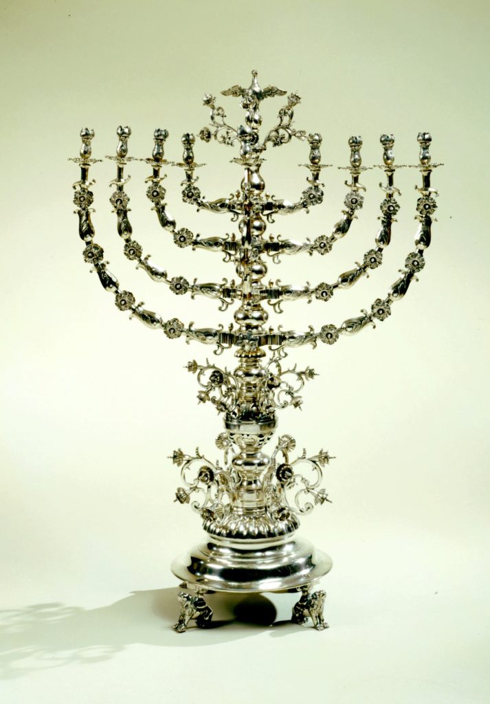 Lampa chanukowa ze Lwowa w Muzeum Żydowskim w Nowym Jorku / Wikipedia (CC BY-SA 3.0) / tekst: Chanuka i cud Chanukowy - historia tradycji judaizmu
