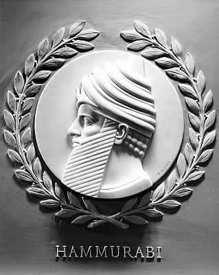 tekst: Tora a Kodeks Hammurabiego - jedna kluczowa różnica / Reliefowy portret Hammurabiego w Kapitolu, autorstwa Thomasa Hudsona Jonesa (wolna domena)