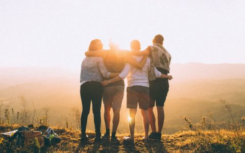 Biblia o przyjaźni: prawdziwa przyjaźń wg Księgi Przysłów